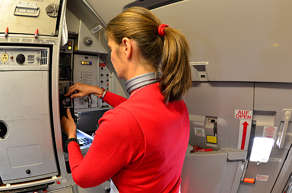 AUA Austrian Airlines Flugbegleiterin Galley Bordküche Kaffe Coffeemaker Foto PA Austrian Wings Media Crew AUA Austrian Airlines Flugbegleiterin Galley Bordküche Kaffe Coffeemaker Foto PA Austrian Wings Media Crew