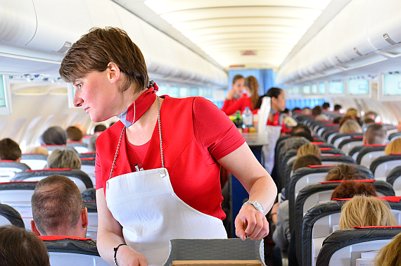 AUA Austrian Airlines Flugbegleiterinnen beim Bordservice Foto PA Austrian Wings Media Crew