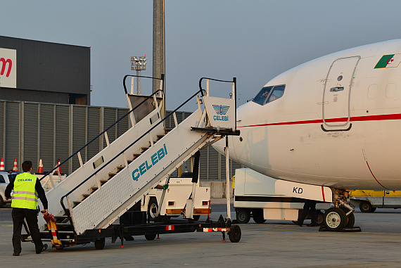 Air Algerie Boeing 737-800 7T-VKD_12 Celebi Fluggasttreppe Foto PA Austrian Wings Media Crew