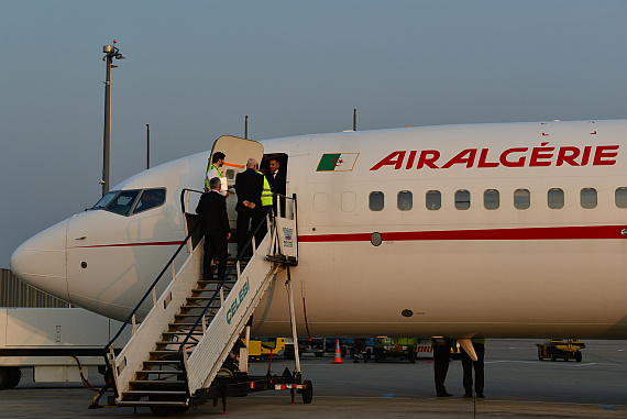 Air Algerie Boeing 737-800 7T-VKD_14 Celebi Fluggasttreppe Foto PA Austrian Wings Media Crew