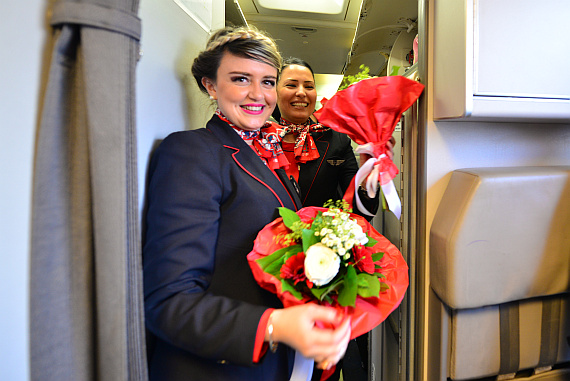 Air Algerie Erstlandung Flugbegleiter mit Blumen Foto PA Austrian Wings Media Crew