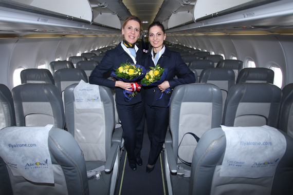 Air One Airbus A320 Flugbegleiterinnen Foto Martin Dichler