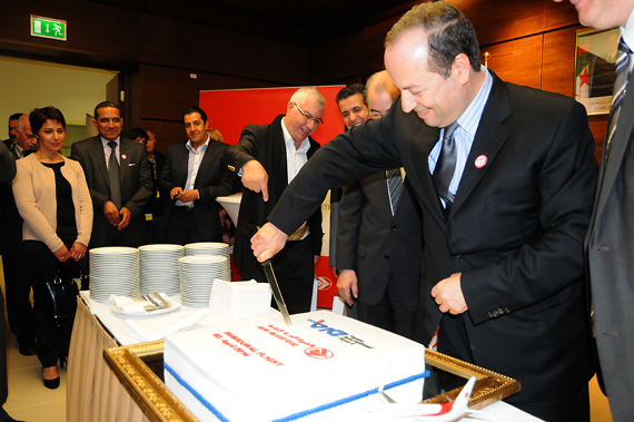 Air Algerie Erstflug nach Wien - Anschnitt der Torte - Foto: Austrian Wings Media Crew