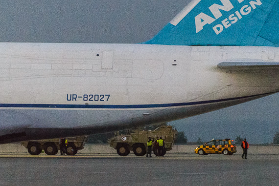 Keine erhöhten Sicherheitsmaßnahmen, sondern lediglich die Fracht der riesigen Antonov rollt hier heran - Foto: Markus Dobrozemsky