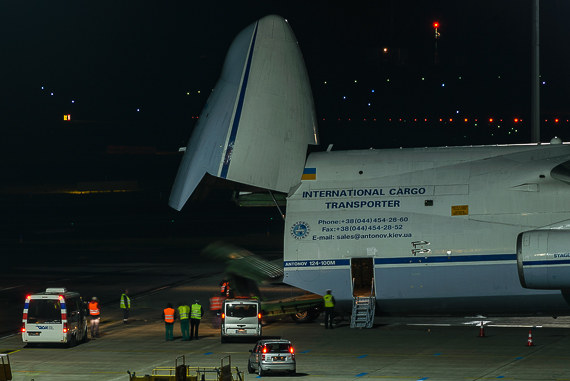 Die Antonov geht "in die Knie", wenn die Bugrampe benutzt wird - Foto: Markus Dobrozemsky