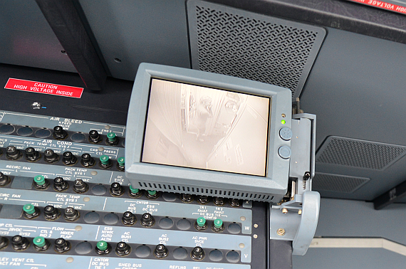 Über einen Monitor im Cockpit können sich die Piloten vergewissern, dass nur autorisiertes Personal im Bereich vor dem Cockpit anwesend ist Über einen Monitor im Cockpit können sich die Piloten vergewissern, dass nur autorisiertes Personal im Bereich vor dem Cockpit anwesend ist