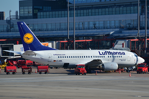 Boeing 737-500 von Lufthansa auf dem Flughafen Hamburg