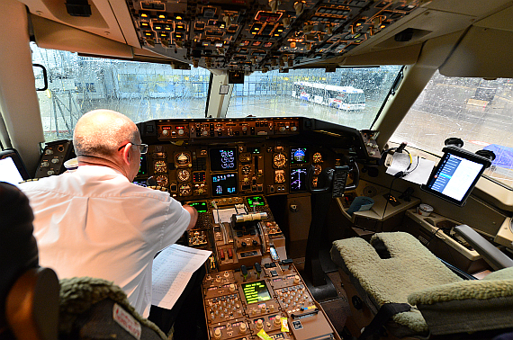 El Al Israel Airlines Boeing 767-300ER 4X-EAK Cockpit Foto PA Austrian Wings Media Crew
