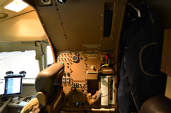 El Al Israel Airlines Boeing 767-300ER 4X-EAK Cockpit_FE_Station Foto PA Austrian Wings Media Crew