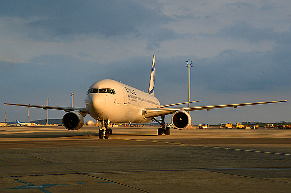 El Al Israel Airlines Boeing 767-300ER 4X-EAK_5 Foto PA Austrian Wings Media Crew