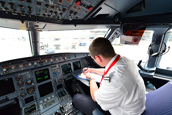 Von wegen "Paperless Cockpit": Nur die Menge des Papiers ist durch Einführung Netbooks etwas weniger geworden ... Von wegen "Paperless Cockpit": Nur die Menge des Papiers ist durch Einführung Netbooks etwas weniger geworden ...