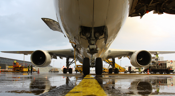 El Al Israel Airlines Boeing 767-300ER 4X-EAK Spiegelung Foto CZ Austrian Wings Media Crew