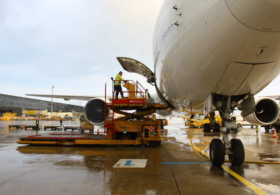 El Al Israel Airlines Boeing 767-300ER 4X-EAK Beladung Foto CZ Austrian Wings Media Crew