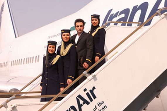 Die Flugbegleiterinnen sind streng nach islamischen Bekleidungsvorschriften und trotzdem modisch gekleidet