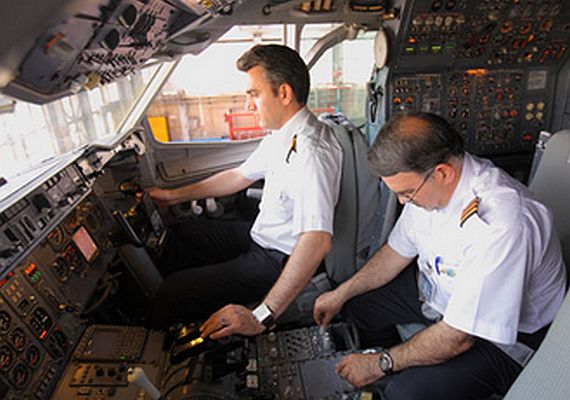 Im Iran sind noch zahlreiche frühe A300 mit Dreimann-Cockpit (man beachte die Flugingenieurstation rechts hinter dem Ersten Offizier) im Einsatz