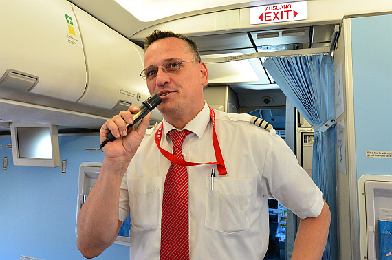Für Peter Uhl gehört es zu seinem Selbstverständnis als Kapitän, "seine" Passagiere persönlich zu begrüßen