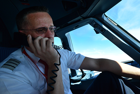 Kapitän Peter Uhl macht eine Ansage_1 Foto PA Austrian Wings Media Crew