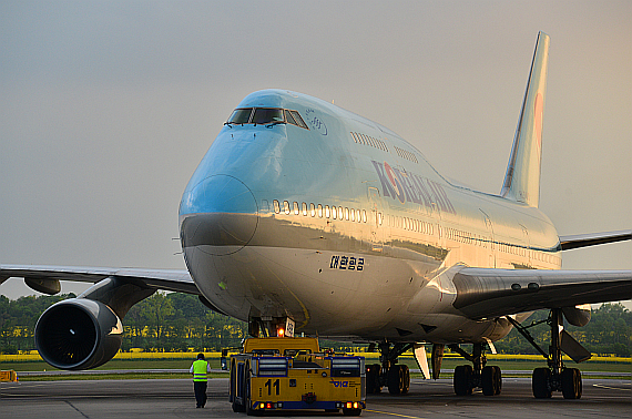 Korean Air Boeing 747-400 HL7498 Pushback Foto PA Austrian Wings Media Crew