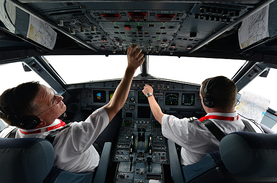 Peter Uhl Gregor Uhl Piloten bei der Arbeit im Cockpit Symbolbild Sujetbild Foto PA Austrian Wings Media Crew Peter Uhl Gregor Uhl Piloten bei der Arbeit im Cockpit Symbolbild Sujetbild Foto PA Austrian Wings Media Crew