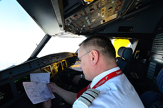 Peter Uhl Gregor Uhl Piloten im Cockpit bei der Arbeit Kartenstudium für HAM Foto PA Austrian Wings Media Crew