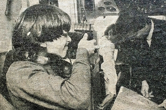 Peter Uhl mit einer Polaroid-Kamera im Cockpit einer DC-9 Super 80 der AUA im Jahr 1981; damals gewann der einen Malwettbewerb und durfte als Belohnung mitfliegen; der Kapitän im Bild ist Dr. Helfried Aubauer, mit dem Peter Uhl später sogar selbst noch