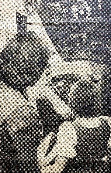 Der heutige Flugkapitän als Teenager im Cockpit einer DC-9 Super 80, wie die MD-81 Anfang der 1980er Jahre noch genannt wurde - Foto: Archiv Familie Uhl Der heutige Flugkapitän als Teenager im Cockpit einer DC-9 Super 80, wie die MD-81 Anfang der 1980er Jahre noch genannt wurde - Foto: Archiv Familie Uhl