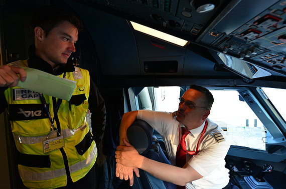 Peter Uhl im Gespräch mit einem Ramp Agent am Wiener Flughafen Peter Uhl im Gespräch mit einem Ramp Agent am Wiener Flughafen
