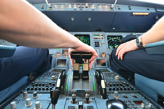 Piloten bei der Arbeit im Cockpit Symbolbild Sujetbild Peter Uhl Gregor Uhl Foto PA Austrian Wings Media Crew Piloten bei der Arbeit im Cockpit Symbolbild Sujetbild Peter Uhl Gregor Uhl Foto PA Austrian Wings Media Crew