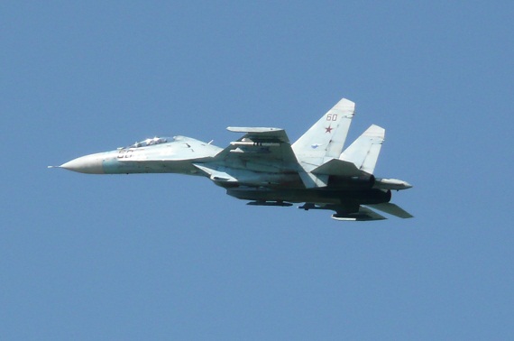 Und mit einem bisschen Glück fliegen auch die Luftstreitkräfte. In Besovets sind SU-27 stationiert.
