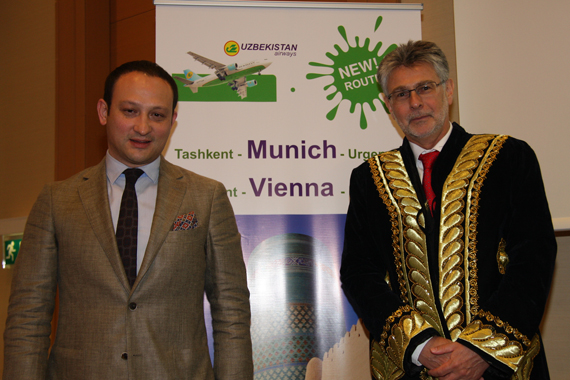 Temur Kerimov (Regionalmanager Uzbekistan Airways für Europa) und der österr. Botschafter in Usbekistan Dr.Alois Kraut mit traditioneller usbekischer Tracht, einem Geschenk der Airline - Foto: Martin Dichler