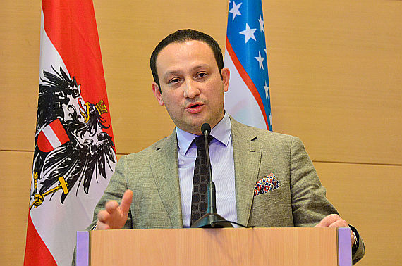 Temur Kerimov, Regionalmanager von Uzbekistan Airways für Europa bei der Präsentation der neuen Verbindung Temur Kerimov, Regionalmanager von Uzbekistan Airways für Europa bei der Präsentation der neuen Verbindung