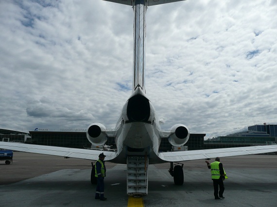 Die Personen um den Flieger verdeutlichen die Abmessungen des Jets