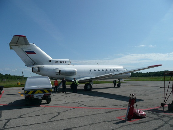 Die gerade gelandete Yak-40 wird vom Bodenpersonal versorgt Die gerade gelandete Yak-40 wird vom Bodenpersonal versorgt