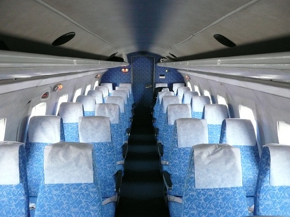 Die Kabine der Yak-40 in 2+2 Auslegung. Dass es eng zugehen kann ist bei einer vollen Maschine klar. Fakt ist aber, dass die Alternative zu einem einstündigen Flug mehrere Stunden im Zug oder im Auto. Komfort ist somit relativ! Die Kabine der Yak-40 in 2+2 Auslegung. Dass es eng zugehen kann ist bei einer vollen Maschine klar. Fakt ist aber, dass die Alternative zu einem einstündigen Flug mehrere Stunden im Zug oder im Auto. Komfort ist somit relativ!