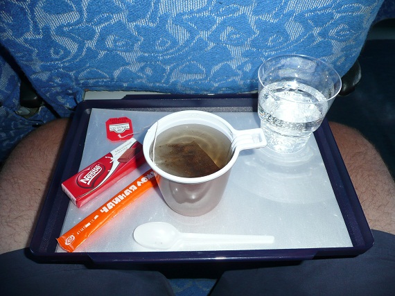 Da die Strecke normal nie von Passagieren genutzt wurde, improvisierte die Flugbegleiterin. Diese sehr nette Geste ist typisch für kleinere russische Airlines und zeigt auch einen gewissen Moralunterschied der Mitarbeiter im Vergleich zu so manchem Legac Da die Strecke normal nie von Passagieren genutzt wurde, improvisierte die Flugbegleiterin. Diese sehr nette Geste ist typisch für kleinere russische Airlines und zeigt auch einen gewissen Moralunterschied der Mitarbeiter im Vergleich zu so manchem Legac