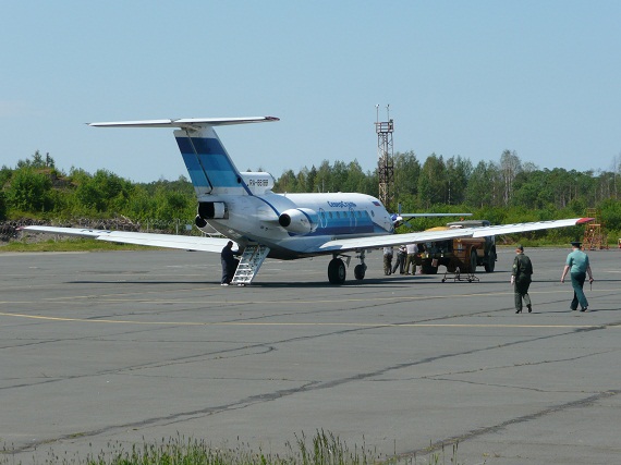 RA-88188 wird für den Flug nach Helsinki vorbereitet