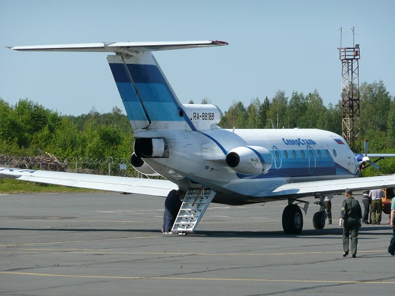 Gut zu erkennen ist die hintere Treppe, der einzige Einstieg in den Trijet. Und ein wirklich gut geschultes Auge erkennt im Hintergrund ein Triebwerk einer AN-28, aber das ist eine andere Geschichte!