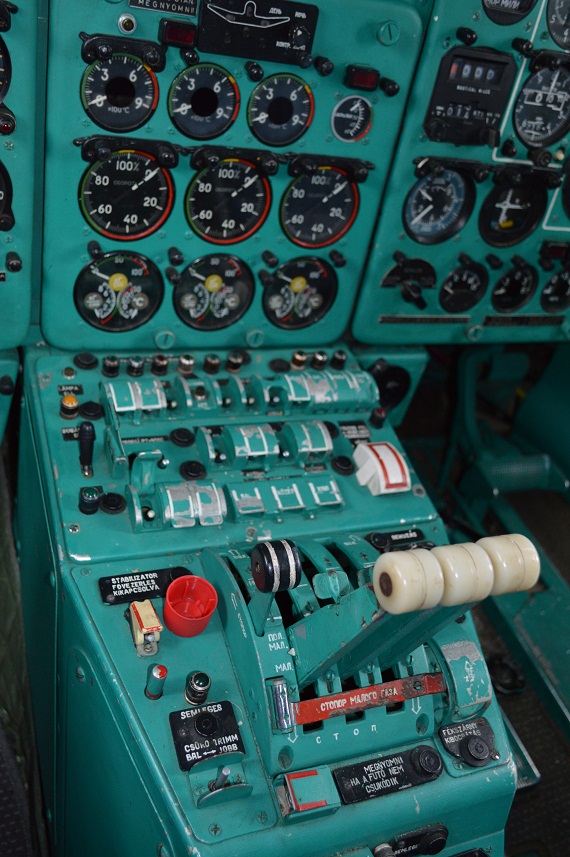 Die drei Schubhebel, wie beinahe alle russischen Flieger ist auch in der Yak-40 das Cockpit üblicherweise Türkis gehalten. Wenn überhaupt sind es die Yakovlevs, die hin und wieder auch ein graues Flugdeck haben. Die drei Schubhebel, wie beinahe alle russischen Flieger ist auch in der Yak-40 das Cockpit üblicherweise Türkis gehalten. Wenn überhaupt sind es die Yakovlevs, die hin und wieder auch ein graues Flugdeck haben.