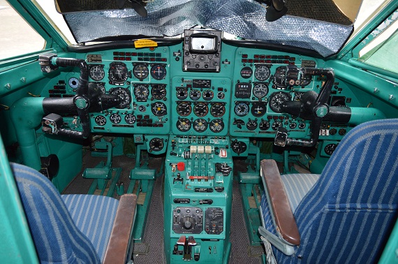 Das relativ rudimentär ausgerüstete Flugdeck einer YK4 Das relativ rudimentär ausgerüstete Flugdeck einer YK4