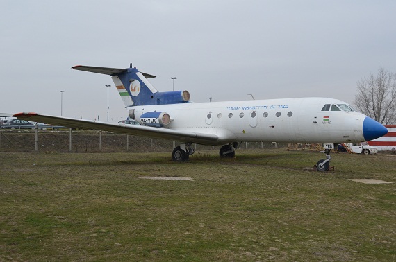 Eine Yak-40 der ungarischen Luftaufsichtsbehörde. Die hier abgebildete Maschine wurde einst als VIP Flieger verwendet. Erst danach kam sie für Vermessungsflüge zum Einsatz, daher weicht das Interieur auch von typischen Passagier - Yaks ab. Eine Yak-40 der ungarischen Luftaufsichtsbehörde. Die hier abgebildete Maschine wurde einst als VIP Flieger verwendet. Erst danach kam sie für Vermessungsflüge zum Einsatz, daher weicht das Interieur auch von typischen Passagier - Yaks ab.