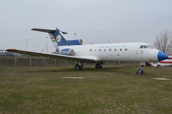 Eine Yak-40 der ungarischen Luftaufsichtsbehörde. Die hier abgebildete Maschine wurde einst als VIP Flieger verwendet. Erst danach kam sie für Vermessungsflüge zum Einsatz, daher weicht das Interieur auch von typischen Passagier - Yaks ab.