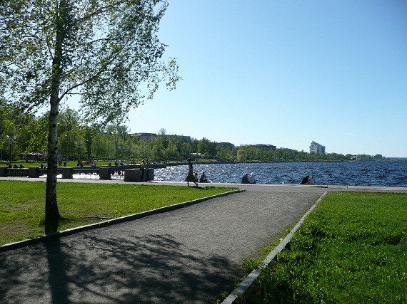 Die Strandpromenade der Stadt bei Tag ...