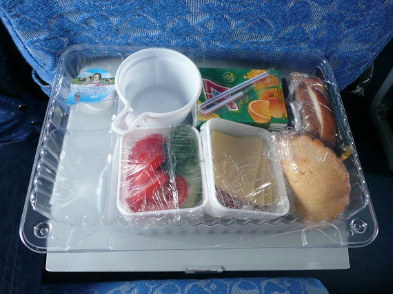 Das Essen an Bord von Severstal Aircompany muss sich nicht hinter großen Airlines verstecken. Im Gegenteil, frisches russisches Gemüse ist eine Wohltat!