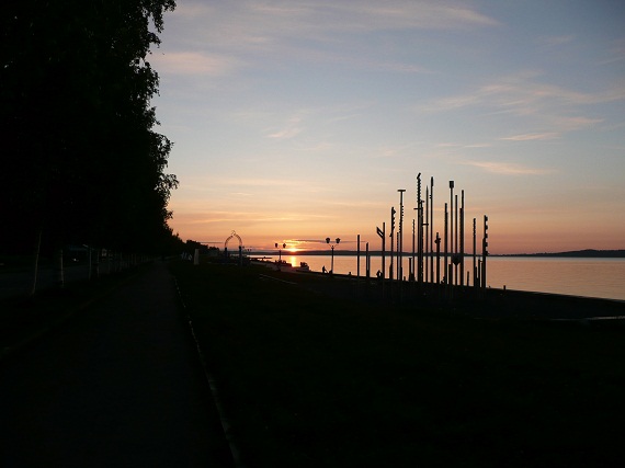 ... und bei Nacht. Im Hohen Norden wird es im Hochsommer nicht finster. Was für Mitteleuropäer einen Sommer lang interessant ist, kann für Einheimische zur Qual werden. Entlang der Promenade finden sich Kunstinstallationen diverser Partnerstädte – e ... und bei Nacht. Im Hohen Norden wird es im Hochsommer nicht finster. Was für Mitteleuropäer einen Sommer lang interessant ist, kann für Einheimische zur Qual werden. Entlang der Promenade finden sich Kunstinstallationen diverser Partnerstädte – e