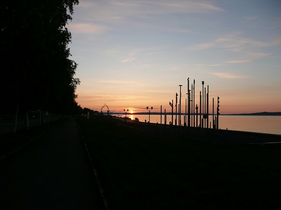 ... und bei Nacht. Im Hohen Norden wird es im Hochsommer nicht finster. Was für Mitteleuropäer einen Sommer lang interessant ist, kann für Einheimische zur Qual werden. Entlang der Promenade finden sich Kunstinstallationen diverser Partnerstädte – e