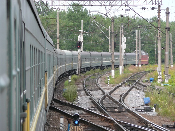 In der kalten Jahreszeit wurde einst nicht nach Petrozavodsk geflogen, es blieb nur einer von 2 täglichen Zügen. Hier im Bild der Schnellzug No. 22 nach Murmansk.