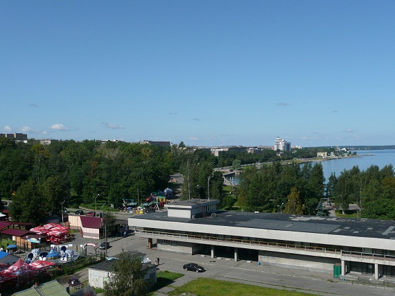 Wie alle Provinzstädte ist auch Petrozavodsk grün. Die von den Kommunisten gepflanzten Bäume wachsen sich nun aus. Selten werden sie gepflegt, geschweige denn umgeschnitten. Somit versinken die Plattenbauten im Sommer in tiefem Grün. Es war halt eben Wie alle Provinzstädte ist auch Petrozavodsk grün. Die von den Kommunisten gepflanzten Bäume wachsen sich nun aus. Selten werden sie gepflegt, geschweige denn umgeschnitten. Somit versinken die Plattenbauten im Sommer in tiefem Grün. Es war halt eben