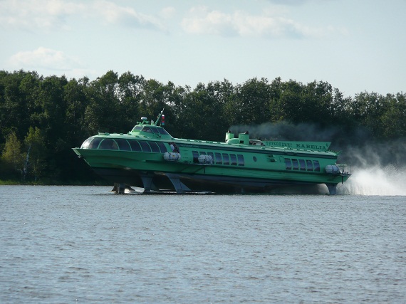 Mit dem Tragflächenboot geht es in Richtung Kishi, der Insel mit dem wahrscheinlich bedeutendsten Bauwerk Nordwestrusslands. Man legt dabei „nur“ eine kurze Strecke von ca. 75 Minuten Fahrzeit zurück, bei 50 km/h. Einer Fahrt mit den „Meteor“ B Mit dem Tragflächenboot geht es in Richtung Kishi, der Insel mit dem wahrscheinlich bedeutendsten Bauwerk Nordwestrusslands. Man legt dabei „nur“ eine kurze Strecke von ca. 75 Minuten Fahrzeit zurück, bei 50 km/h. Einer Fahrt mit den „Meteor“ B