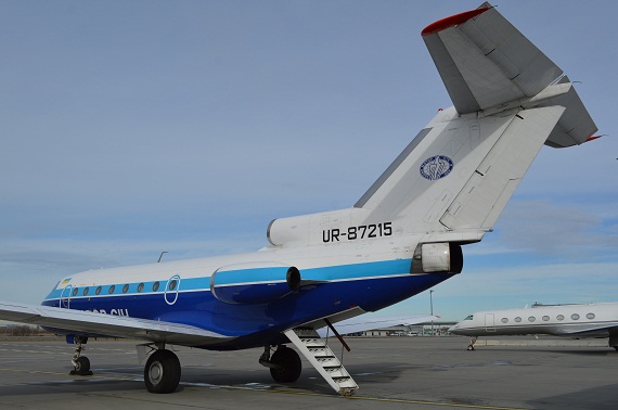 Blick auf das Heck der Yak-40 und die No.2 Turbine mit der Schubumkehr