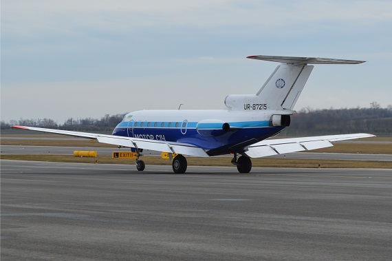 Die Yak-40 mit ausgefahrenen Klappen